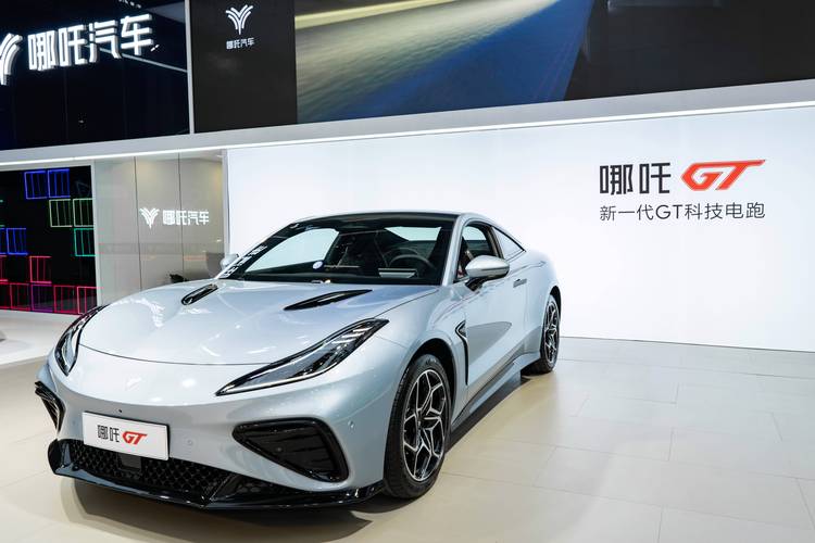 成都115哪吒汽车在智能汽车领域的表现，领途汽车在新能源汽车市场中的影响力